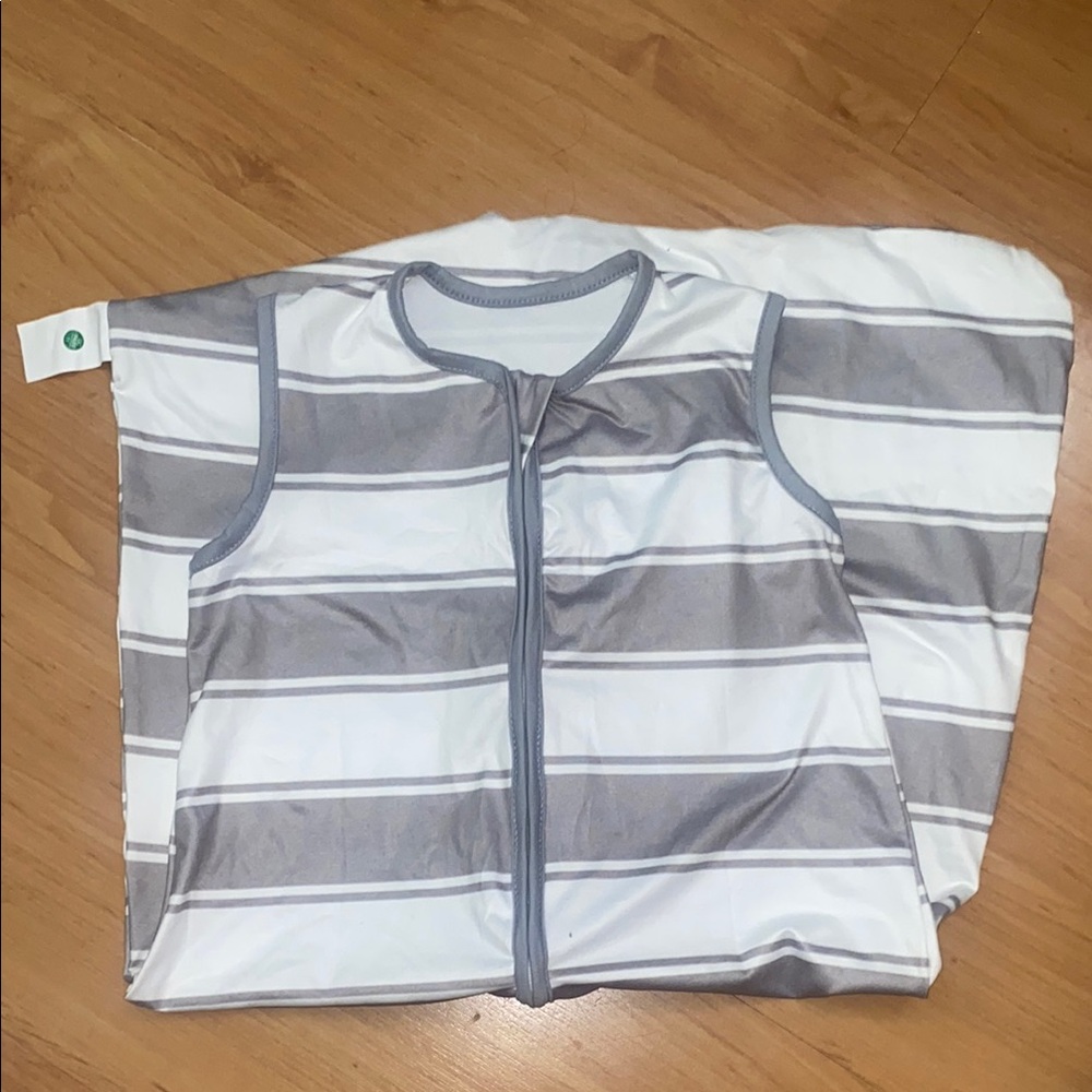 Totaha Size Medium 6-15M.  Wearable Blanket Gray/White Striped. NWOT.